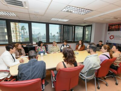 El Cabildo da la bienvenida a los nuevos becarios de Moda Cálida que pasarán seis meses en el taller de un diseñador