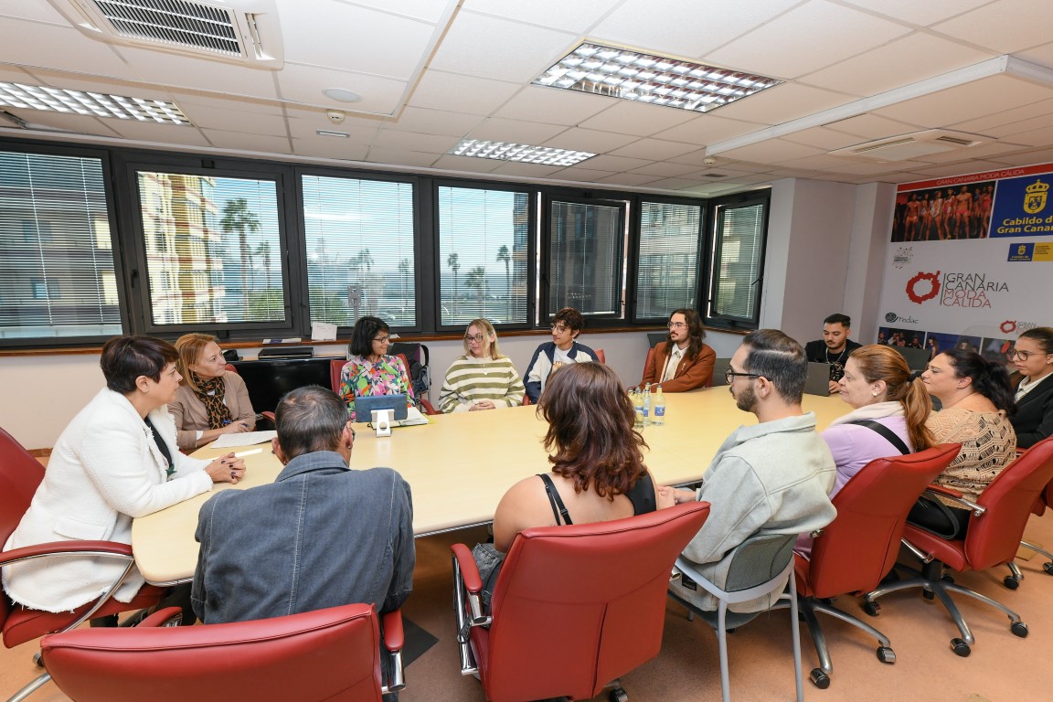 El Cabildo da la bienvenida a los nuevos becarios de Moda Cálida que pasarán seis meses en el taller de un diseñador