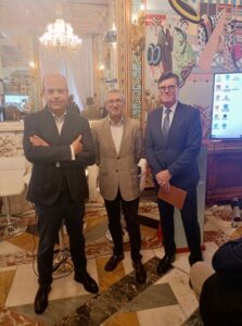 De izquierda a derecha: D. Ignacio Sierra, Vicepresidente del Observatorio del Sector Textil y de la Moda; D. Hugo Morán, Secretario de Estado de Medio Ambiente y D. Juan Parés, Presidente del Observatorio del Sector Textil y de la Moda.