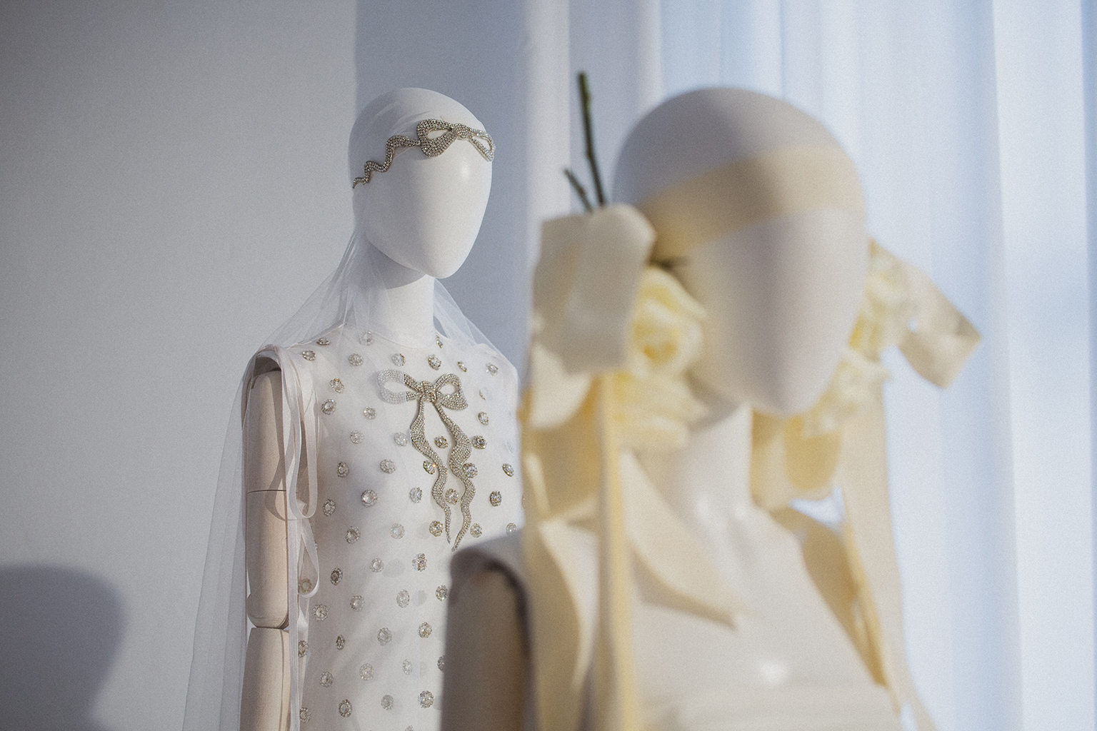 Juan Vidal presenta su primera colección nupcial en una exposición efímera de vestidos de novia
