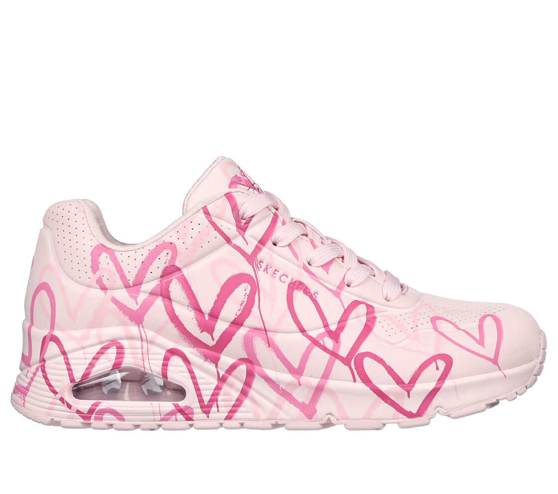 Descubre las zapatillas Skechers que necesitas para conseguir un look romántico este San Valentín