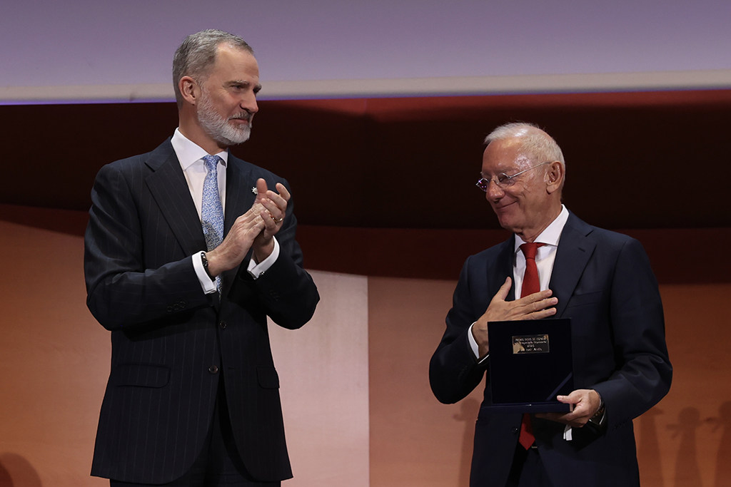 Su Majestad el Rey ha hecho entrega del VIII Premio Reino de España a la Trayectoria Empresarial a Isak Andic, fundador y presidente no ejecutivo de Mango