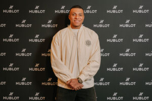 Kylian Mbappé presenta el reloj oficial Big Bang e UEFA EURO 2024TM de Hublot