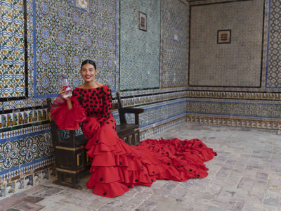 Lanjarón y la diseñadora Beatriz Peñalver fusionan tradición e innovación con el primer traje de flamenca que incorpora tecnología NFC