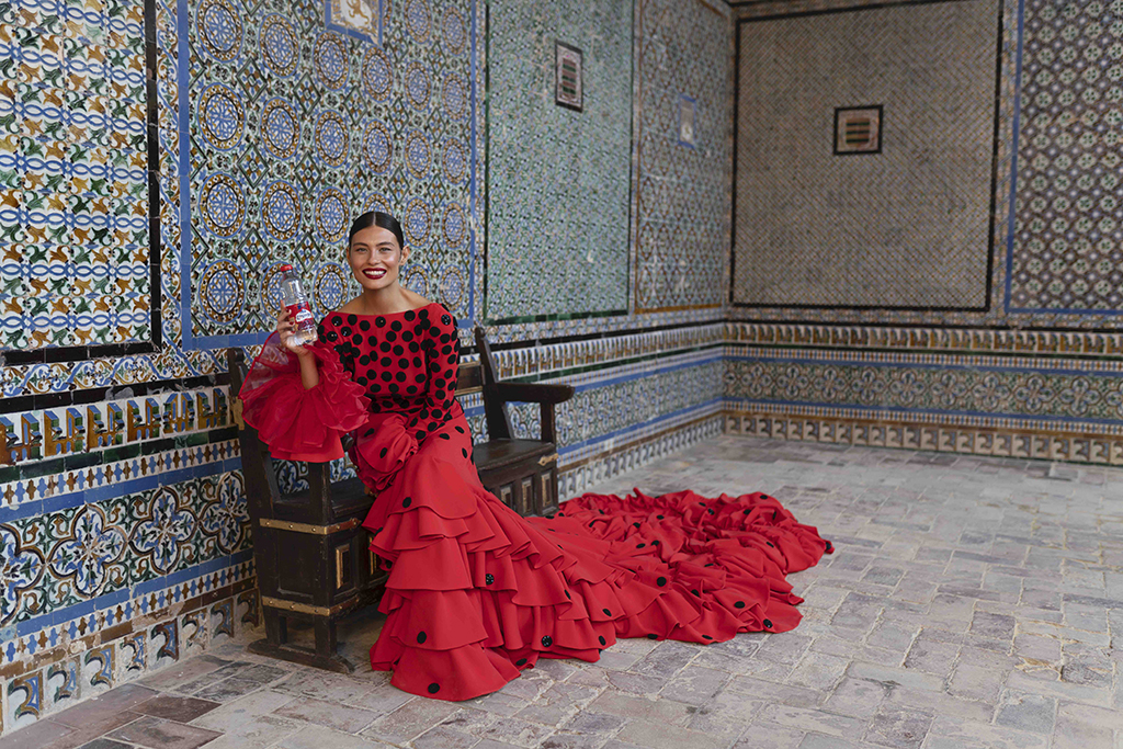 Lanjarón y la diseñadora Beatriz Peñalver fusionan tradición e innovación con el primer traje de flamenca que incorpora tecnología NFC