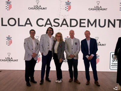 LOLA CASADEMUNT diseña los uniformes formales del equipo New York Yacht Club American Magic durante la celebración de la 37th America's Cup