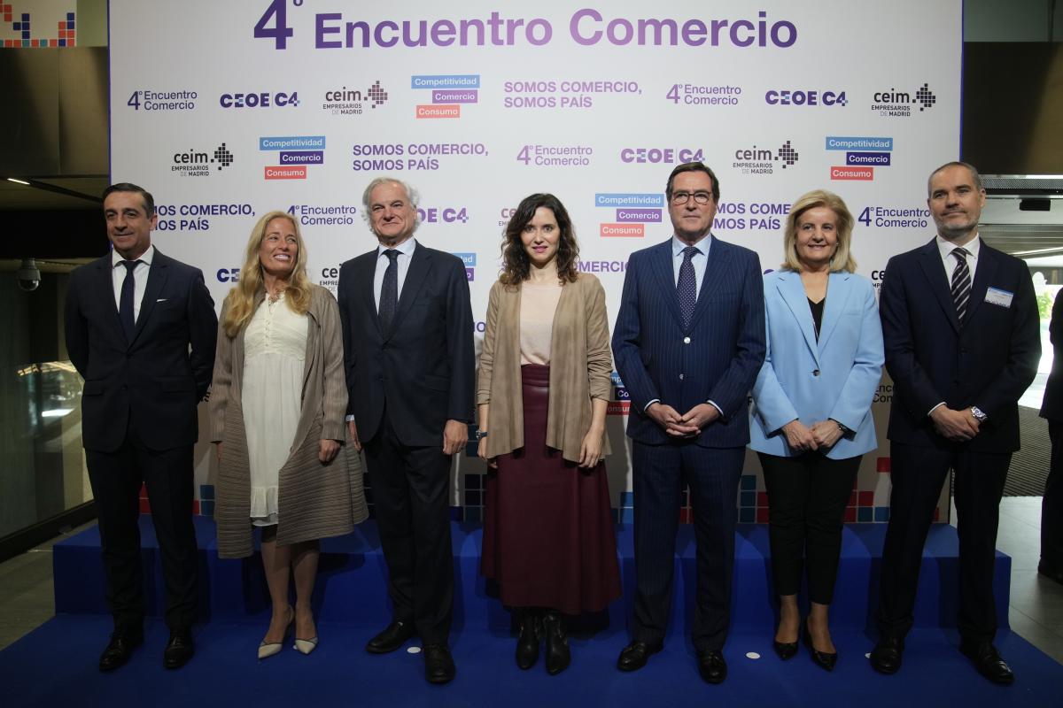 De izda. a dcha., el presidente de EuroCommerce, Juan Manuel Morales, la consejera de Comercio de la Comunidad de Madrid, Rocío Albert, el presidente de CEIM, Miguel Garrido, la presidente de la Comunidad de Madrid, Isabel Díaz Ayuso, el presidente de CEOE, Antonio Garamendi, la presidenta de la Fundación CEOE, Fátima Báñez, y el presidente de la C4 de CEOE, Ricard Cabedo.