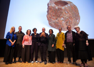 De izq. a der. Valeria Vasi, autora de la Copa del FAD 2024, junto a Marc Aureli Santos, Carol Fleischman, Esther Agustench, Salvi Plaja, Sison Pujol, Raffaella Perrone, Pau de Solà-Morales i Maria Lluïsa Samaranch, miembros de la Junta del FAD, al finalizar la Asamblea.