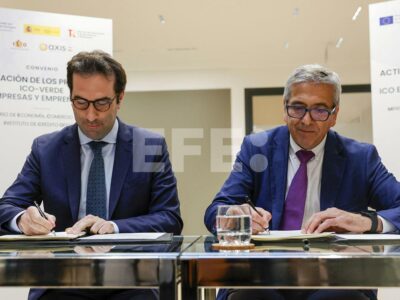 El ministro de Economía, Comercio y Empresa, Carlos Cuerpo, y el presidente del Instituto de Crédito Oficial, José Carlos García de Quevedo, durante la firma de la puesta en marcha de las líneas ICO Verde e ICO Empresas y Emprendedores (Foto: EFE)