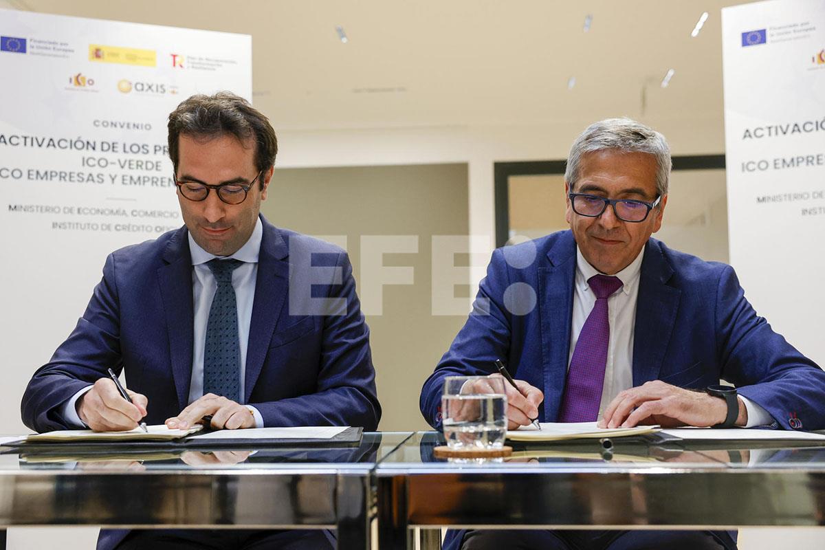 El ministro de Economía, Comercio y Empresa, Carlos Cuerpo, y el presidente del Instituto de Crédito Oficial, José Carlos García de Quevedo, durante la firma de la puesta en marcha de las líneas ICO Verde e ICO Empresas y Emprendedores (Foto: EFE)