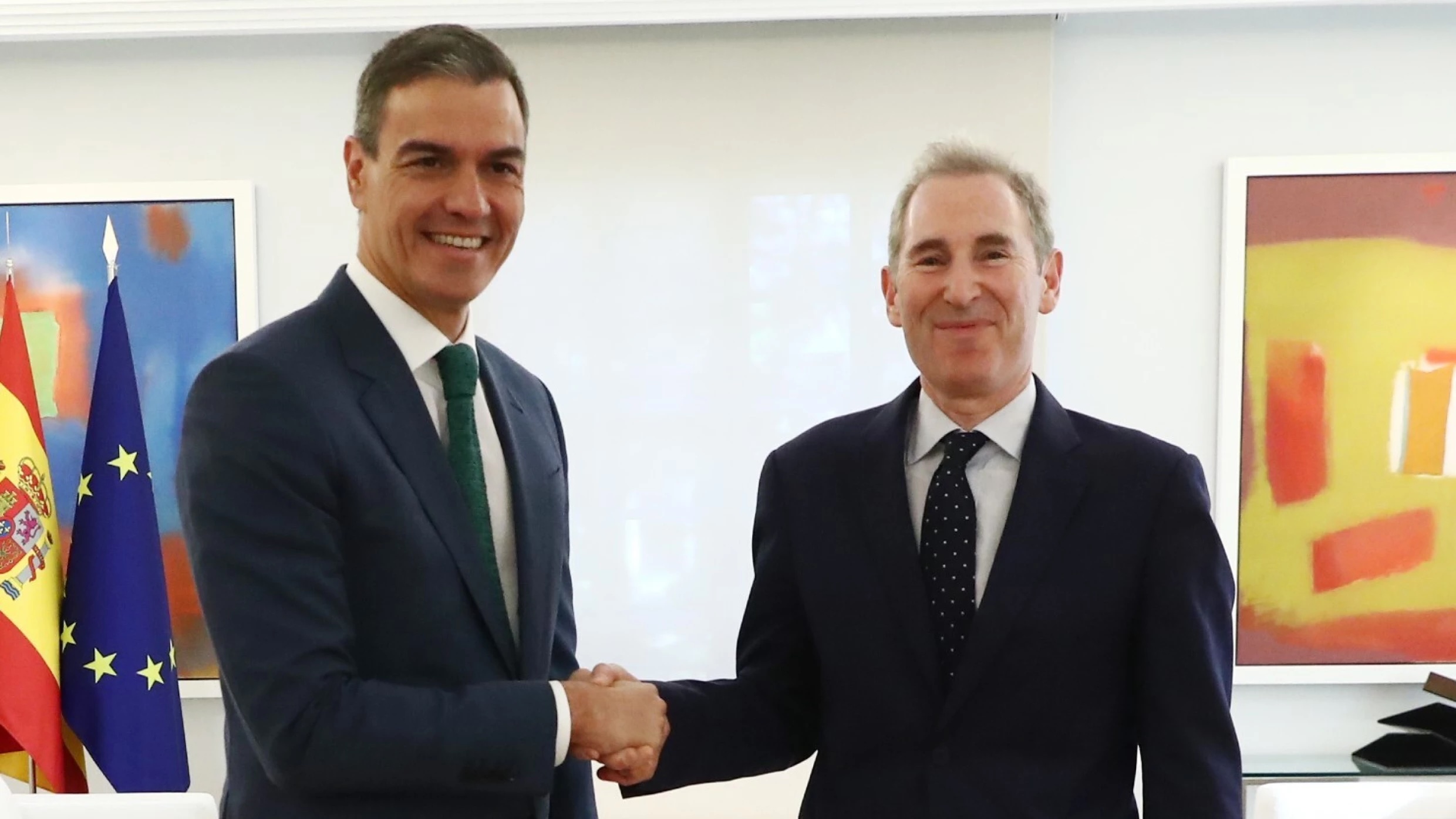 A la izquierda, el presidente del Gobierno, Pedro Sánchez, y a la derecha el presidente y consejero delegado de Amazon, Andy Jassy