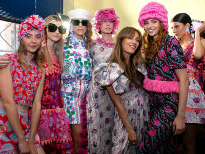 Oviedo se tiñe de alegría y color con el desfile de la colección de Celia B x Zandra Rhodes en la Semana de la Moda astuariana