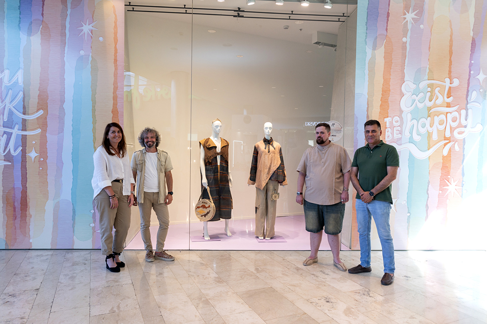 El ganador del Certamen de Jóvenes Diseñadores de la Aragón Fashion Week 2024 expone en Puerto Venecia su colección