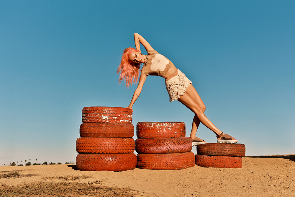 el nuevo must-have: sandalias de UGG con straps en color nude