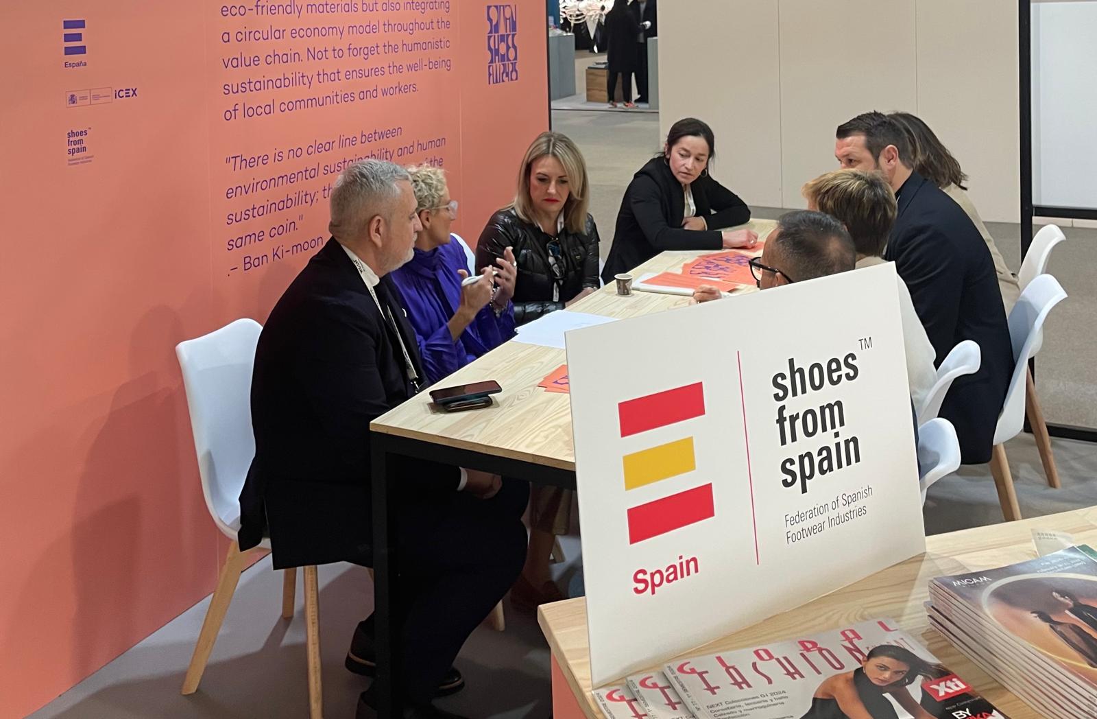 La Federación de Industrias del Calzado Español (FICE) no cierra por vacaciones y lleva a las empresas españolas a un intenso tour de feria en feria