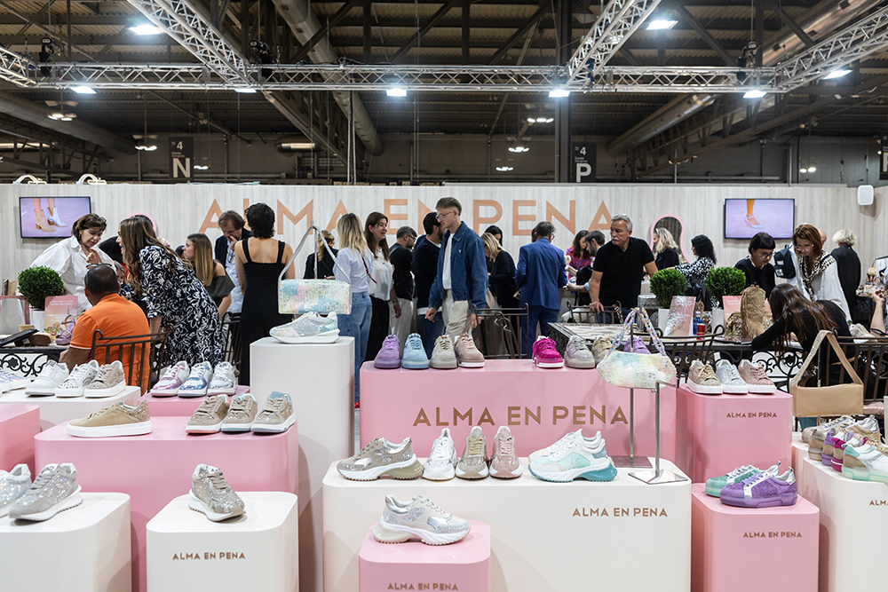 La unión de ferias italianas de moda (MICAM Milano Milano Fashion&Jewels MIPEL y The One Milano) cierran esta última edición con 40950 visitantes profesionales