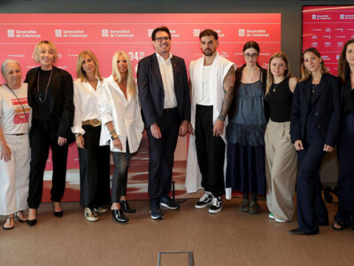 El secretario d’Empresa i Competitivitat y la jefa de moda de CCAM  y project manager de 080 Barcelona Fashion, junto con diseñadoras, diseñadores y marcas presentes 