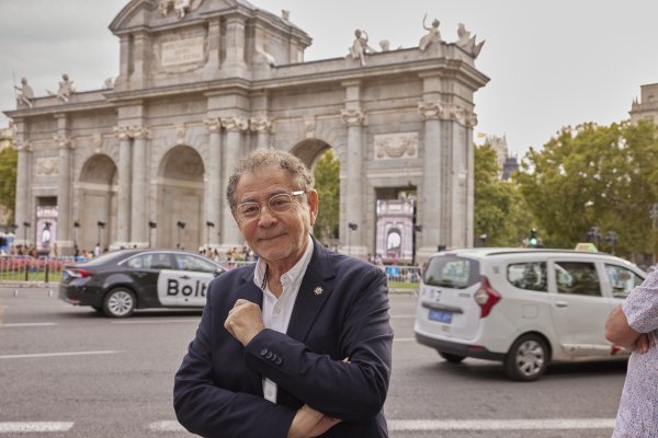 Roberto Verino inaugura la Semana de la Moda de Madrid con un desfile en la Puerta de Alcalá