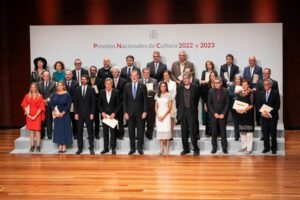 Los Reyes entregan el Premio Nacional de Diseño de Moda a Ángel Fernández Ovejero (2022) y Teresa Helbig (2023)