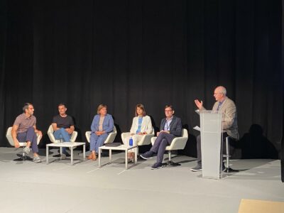 En la imagen superior, durante la jornada, de izquierda a derecha: Mario Puente, Director de Operaciones de Sepiia, Federico Sainz de Robles, fundador y CEO de Sepiia, Dora Casal, CEO de Roberto Verino, Carmen Torres, Secretaria General de ASECOM, David García, Director de MODACC, José Juan Fernández CEO de RBS, moderador de la mesa redonda. Imagen de ASECOM.