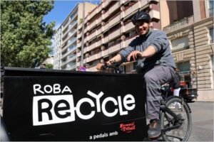 Roba Re-cycle: un nuevo servicio de recogida de ropa, calzado y complementos en bicicleta, en funcionamiento en Reus y Sant Cugat del Vallès