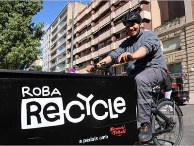 Roba Re-cycle: un nuevo servicio de recogida de ropa, calzado y complementos en bicicleta, en funcionamiento en Reus y Sant Cugat del Vallès