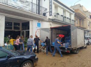 Ola de solidaridad de la red de asociaciones de comerciantes, gremios y mercados municipales organizados por Confecomerç a las zonas afectadas por la DANA