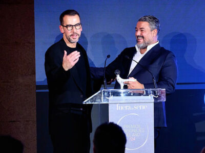 Los directores creativos de Pedro del Hierro, Nacho Aguayo y Alex Miralles, reciben el premio en la categoría Moda en los Premios Personajes del Año 2024