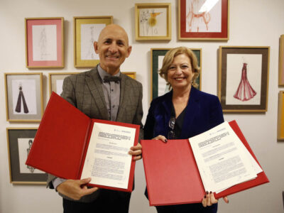 El presidente de ACME, Modesto Lomba, y la delegada de Obras y Equipamientos, Paloma García Romero, en la firma del acuerdo.