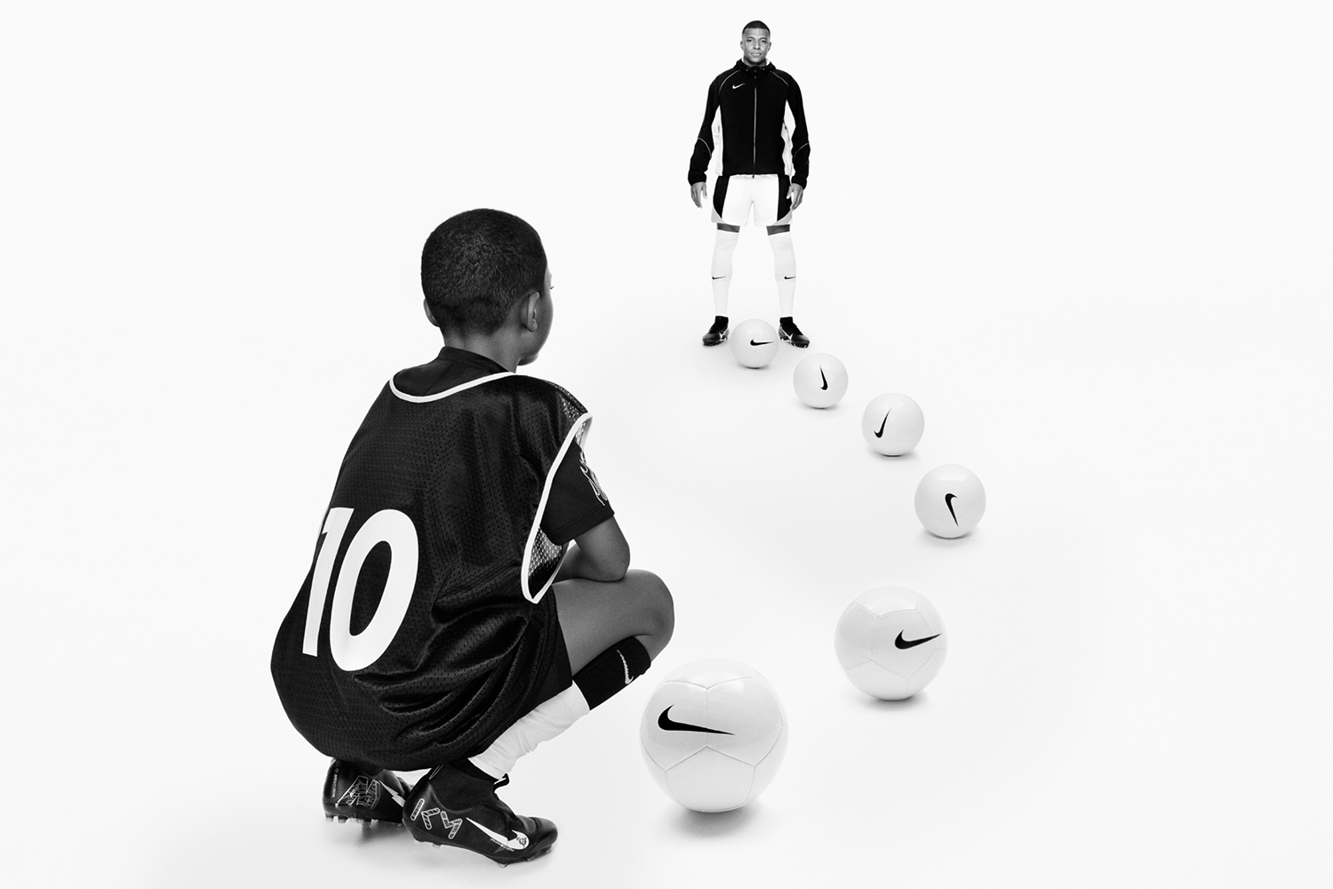 Las nuevas botas Nike Player Edition de Kylian Mbappé rinden homenaje a su dominio del campo con las Mercurial