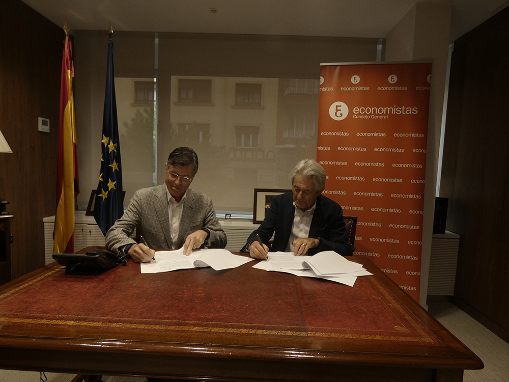 Juan Parés (izda.) y Valentín Pich firman el convenio de colaboración.