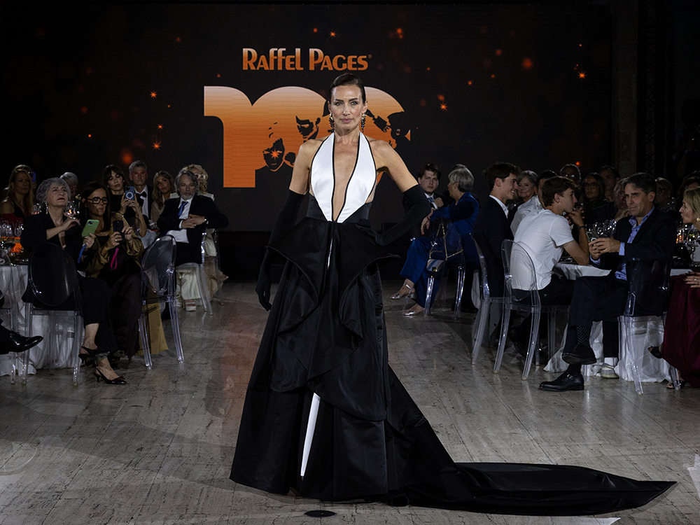 LOLA CASADEMUNT rinde homenaje a un siglo de moda y belleza con un desfile único en la Gala Centenario de Raffel Pages
