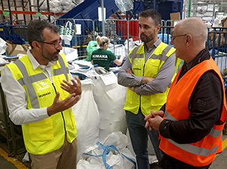 Humana traslada al director de la Agencia de Residuos de Cataluña que el sistema de contratos públicos para la recogida del residuo textil “reduce la competencia y favorece un lobby cerrado"