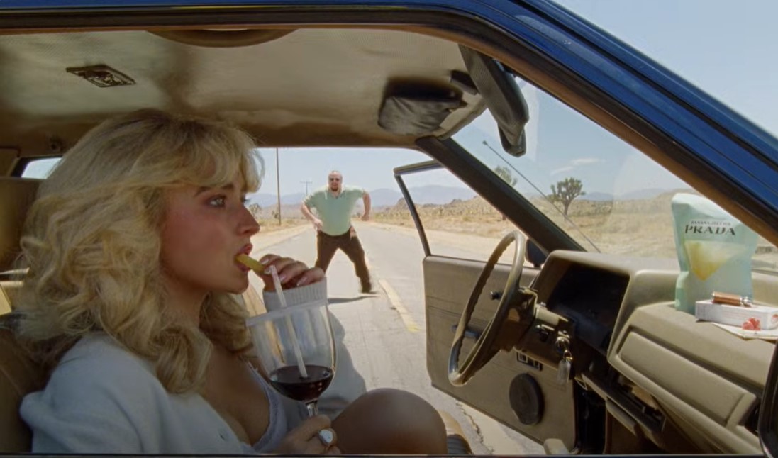 Sabrina Carpenter anuncia su nueva colaboración con Prada Beauty en su último videoclip («Manchild»)