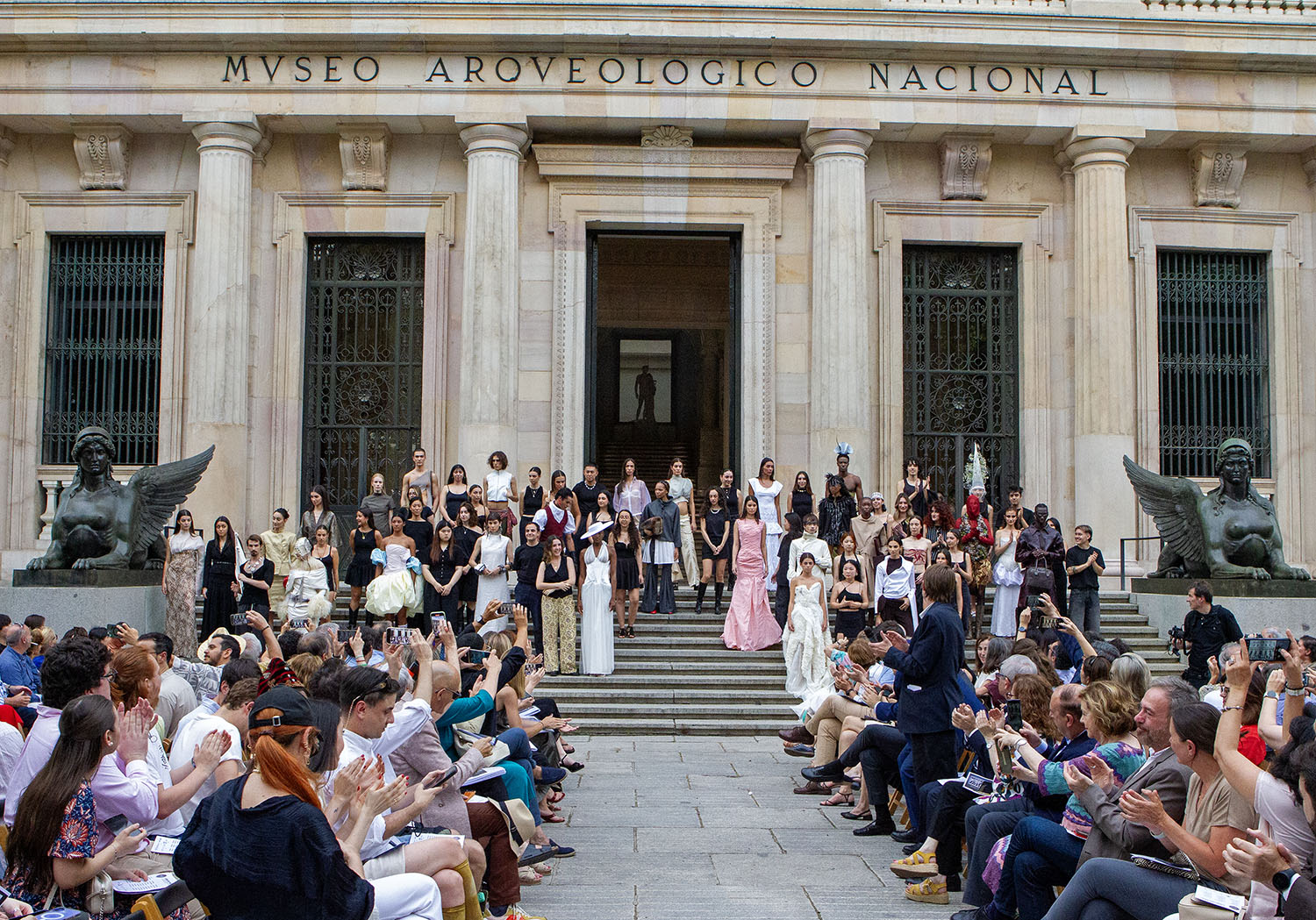 El Museo Arqueológico Nacional se transforma en pasarela para las jóvenes promesas de la moda del CSDMM