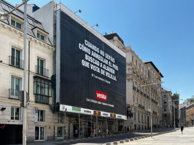 La marca española de vestuario laboral Velilla pone en marcha una campaña de publiciad frente al Congreso: “Cuando no sepáis cómo arreglar el país, buscad a alguien que vista de Velilla”