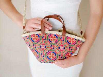 Los mini bolsos de fibra natural que marcarán tendencia este verano
