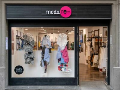 Estudiantes de IED Barcelona exponen 14 looks diseñados con técnicas de upcycling en los escaparates de Moda Re-