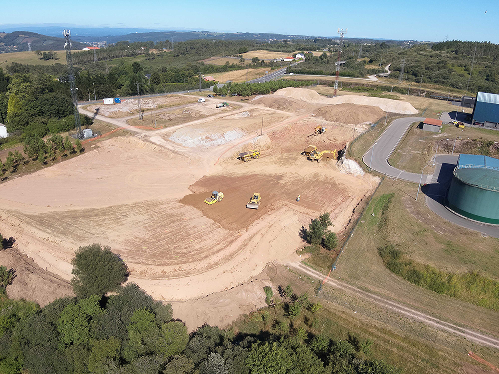 Comienza el movimiento de tierras para la construcción de la futura planta de clasificación de residuos textiles en el Complejo Medioambiental de Sogama