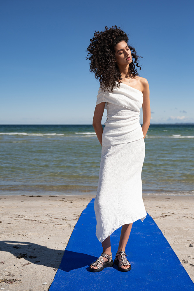 Woden tiene las sandalias de leopardo perfectas para tus looks de playa