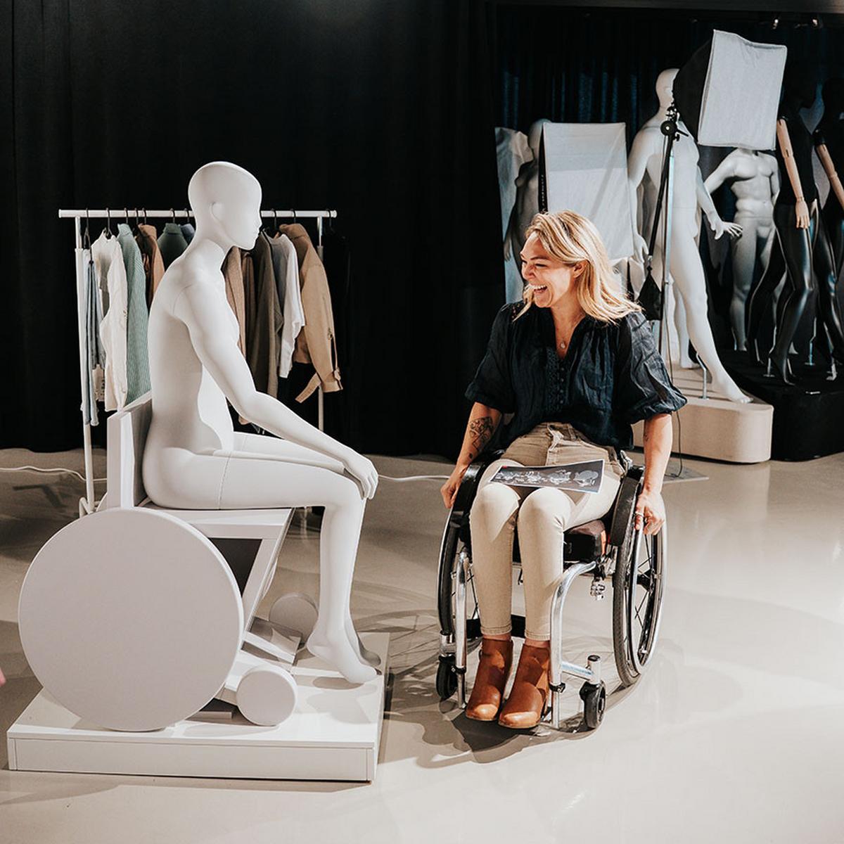 Primark promueve el diseño inclusivo con el lanzamiento de un maniquí en silla de ruedas y una línea de ropa infantil que prioriza la comodidad