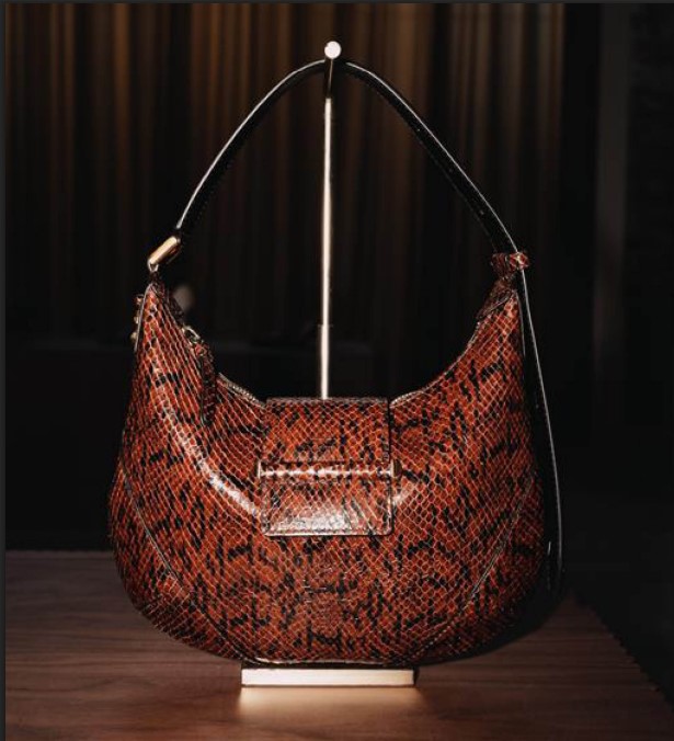 Descubre el nuevo bolso “Bar Hobo” de Jimmy Choo, dentro de su colección Autumn 2025
