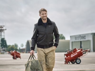 Aeronautica Militare: La chaqueta de cuero, icono atemporal que domina el otoño 2025