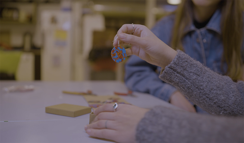 Lamp-Elisava-Arrels: Una colaboración que hace realidad la circularidad del residuo postindustrial, generando un impacto social