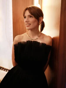 Diana Gómez con un set de la colección Bee de Chaumet. 