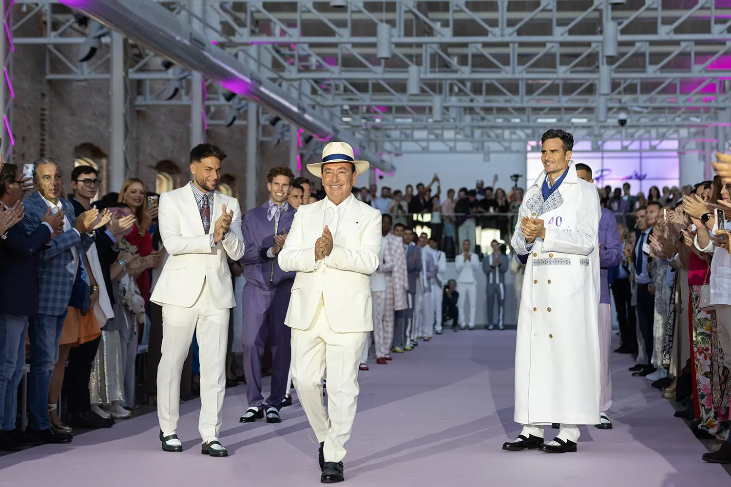 Una propuesta que reafirma el prestigio del diseñador manchego y su apuesta por la sastrería contemporánea con sello propio.