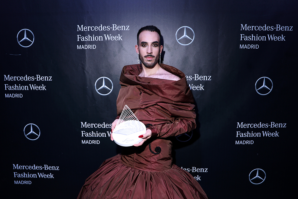 Guillermo Décimo gana la 26ª edición del premio Mercedes-Benz Fashion Talent y presentará su colección en Praga