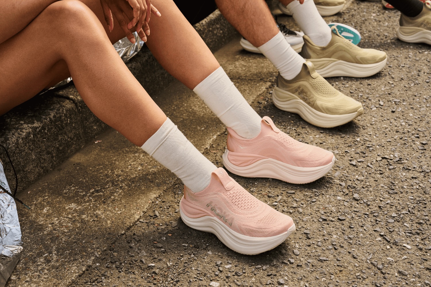 HOKA Skyward Laceless: el calzado del futuro se lleva sin cordones