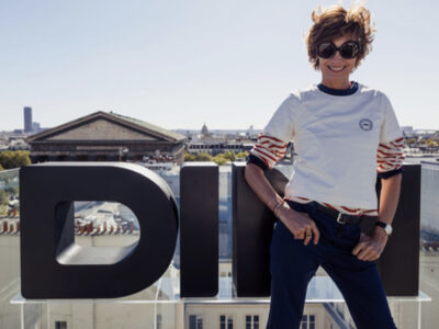 Inès de la Fressange firma una colección cápsula con DIM: la elegancia parisina hecha comodidad