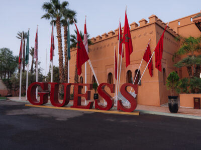 La marca de moda global GUESS celebra su 45.º aniversario con la conferencia “Un mundo, una marca” en Marrakech